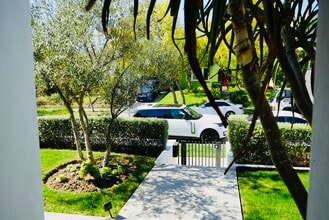 738 N Sierra Bonita Ave in Los Angeles, CA - Foto de edificio - Building Photo