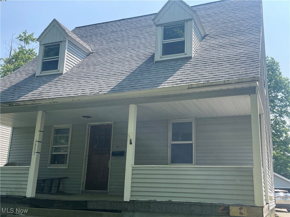 1353 Grant St in Akron, OH - Building Photo