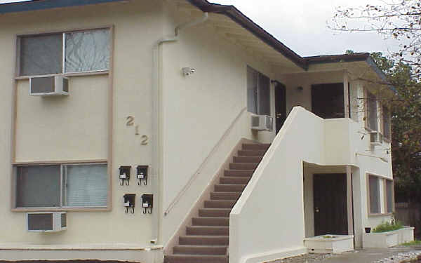 212 E 8th St in Upland, CA - Building Photo