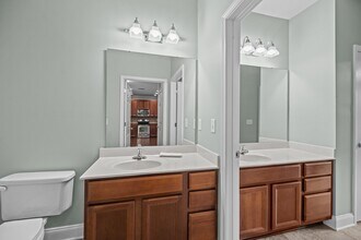 1000 E Woodlawn Rd in Charlotte, NC - Building Photo - Building Photo