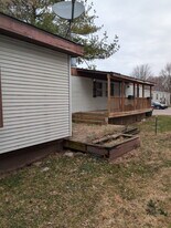 16 E Manor St in Oxford, MI - Building Photo