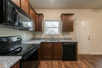 913 Highwood Ln in East Point, GA - Building Photo - Building Photo