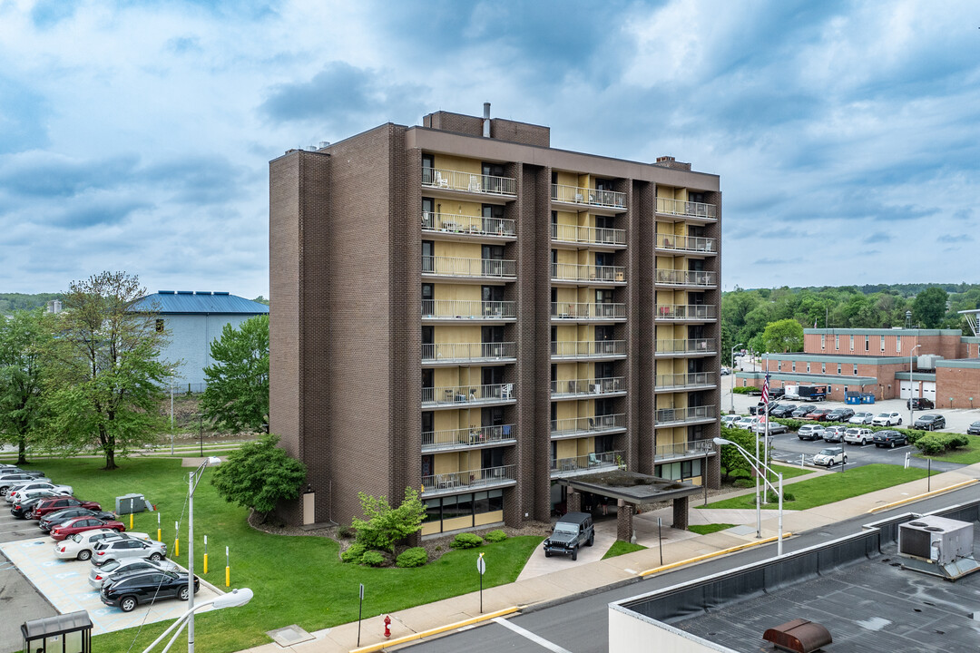 Latrobe Manor in Latrobe, PA - Building Photo