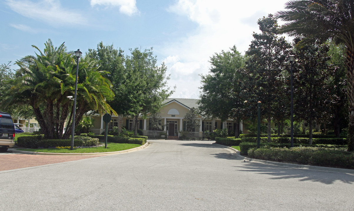 Windsor Club At Seven Oaks in Wesley Chapel, FL - Foto de edificio