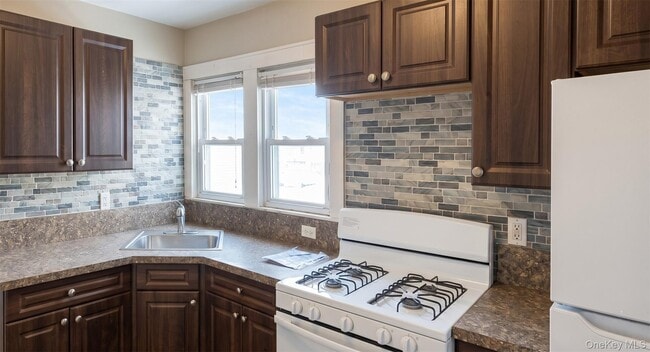 162 5th Ave in Bay Shore, NY - Building Photo - Building Photo