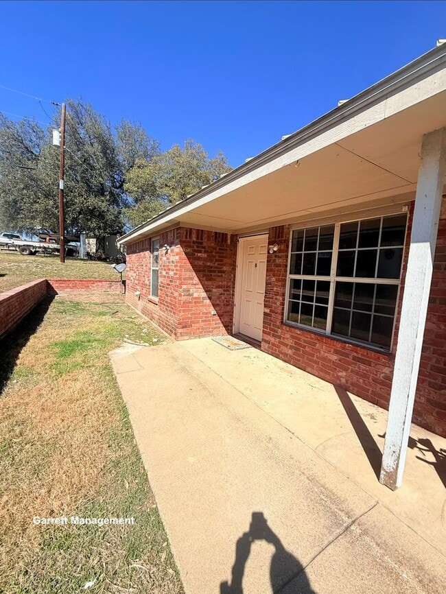 813 E Ave I in Lampasas, TX - Building Photo - Building Photo