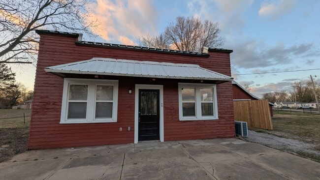 property at 410 E 6th St