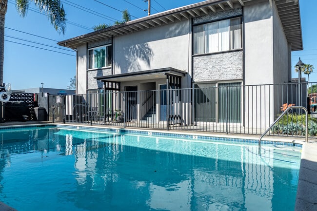 The Hamilton Apartments in Costa Mesa, CA - Foto de edificio - Building Photo