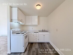 8047 SE Glencoe Rd in Portland, OR - Building Photo - Building Photo