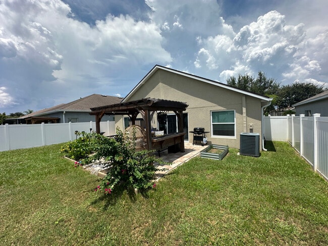 7609 Wood Violet Dr in Gibsonton, FL - Building Photo - Building Photo