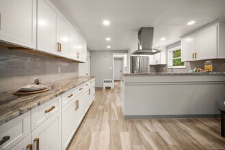8 Tanglewood Rd in West Hartford, CT - Building Photo - Building Photo
