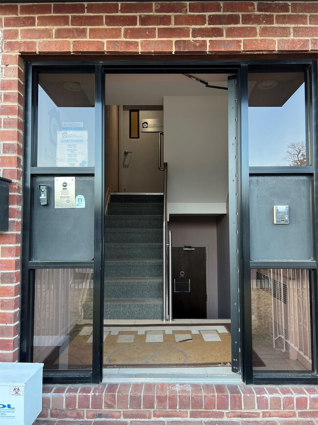 223-01 Union Tpke in Queens, NY - Building Photo - Building Photo