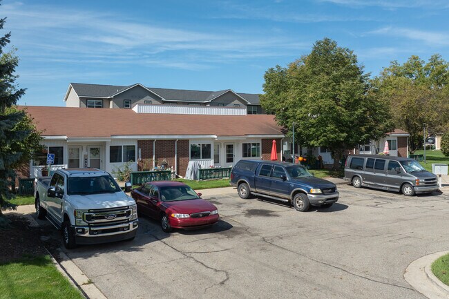 Riverbend Apartments in Jenison, MI - Foto de edificio - Building Photo