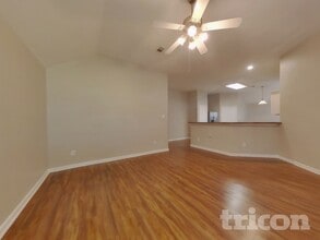 810 Forest Hillside Ln in Houston, TX - Foto de edificio - Building Photo