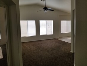 6434 Stone Dry Ave, Unit 101 in Henderson, NV - Building Photo - Building Photo