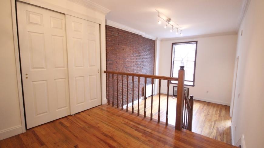 126 W 82 St in New York, NY - Building Photo