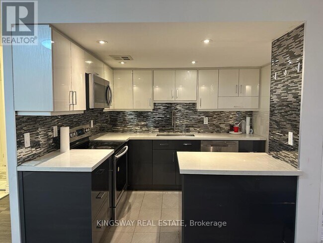 350-1350 Webb Dr in Mississauga, ON - Building Photo - Building Photo