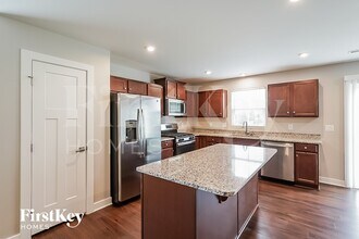 903 Wilkinson Ln in White House, TN - Foto de edificio - Building Photo