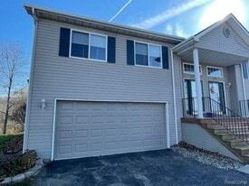 1079 River Ridge Cir in Grand Blanc, MI - Building Photo