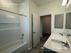8104 Knoxville Trl in Austin, TX - Building Photo - Building Photo