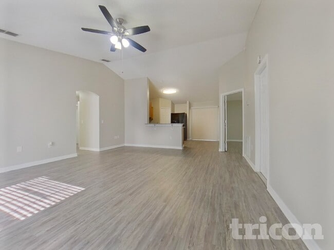 3390 Shalimar Cir in Deltona, FL - Foto de edificio - Building Photo