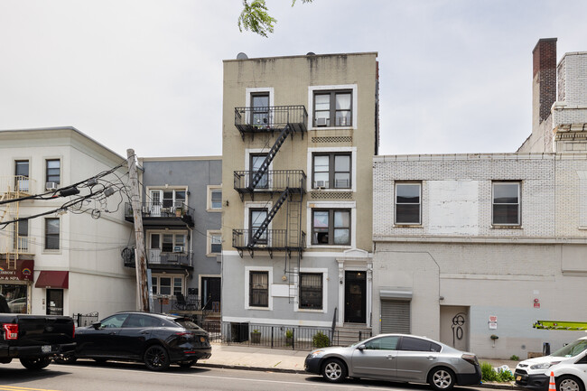 4012 31st Ave in Astoria, NY - Foto de edificio - Building Photo