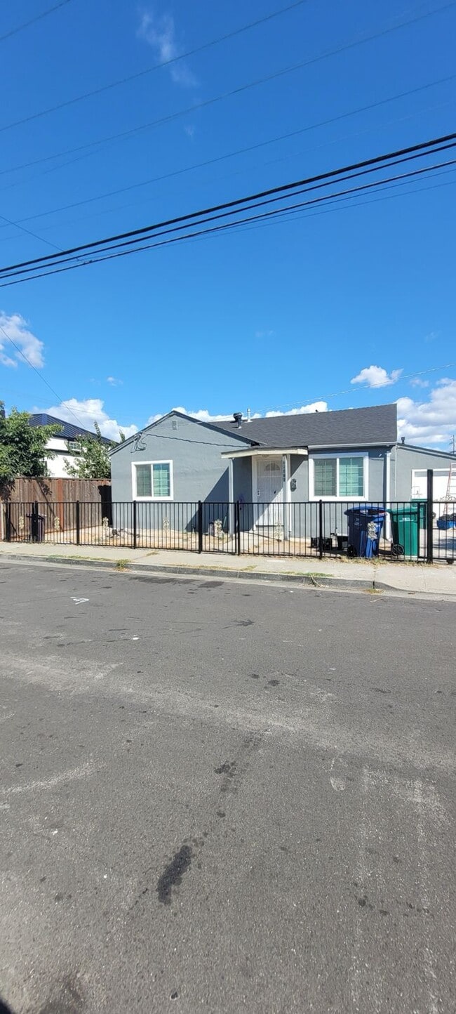24106 Alice St in Hayward, CA - Building Photo - Building Photo