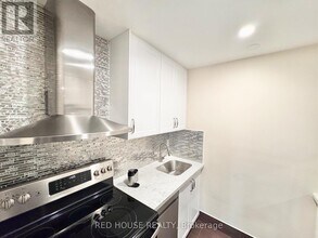 3025 The Credit Woodlands in Mississauga, ON - Building Photo - Building Photo