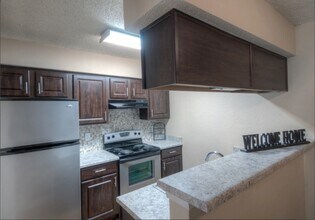 8524 Burnet Rd, Unit 112 in Austin, TX - Building Photo - Building Photo