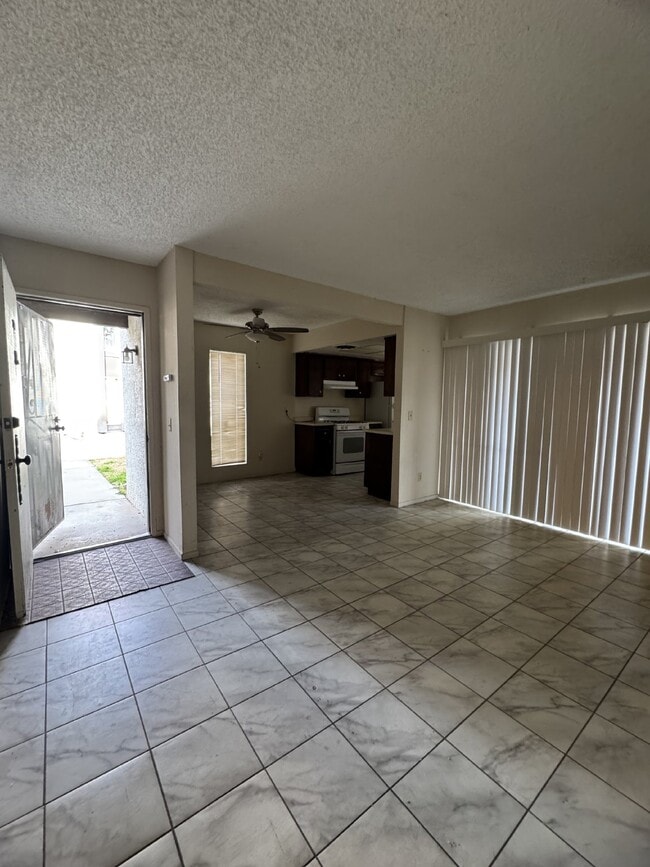 1405 E Vegas Valley Dr in Las Vegas, NV - Building Photo - Building Photo