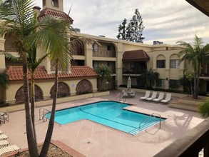 360 Hollywood Way in Burbank, CA - Foto de edificio - Building Photo