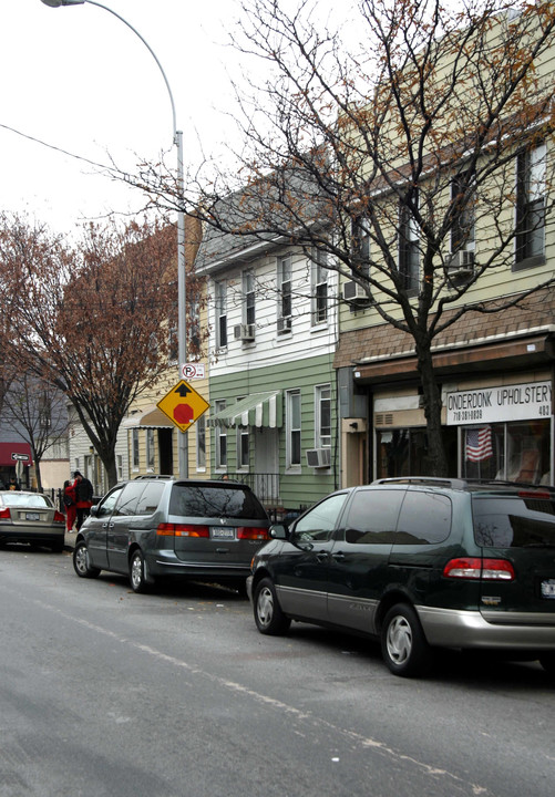 481 Grandview Ave in Ridgewood, NY - Building Photo