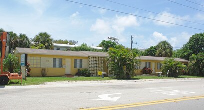 Villas By The Beach Apartments in Deerfield Beach, FL - Building Photo - Building Photo