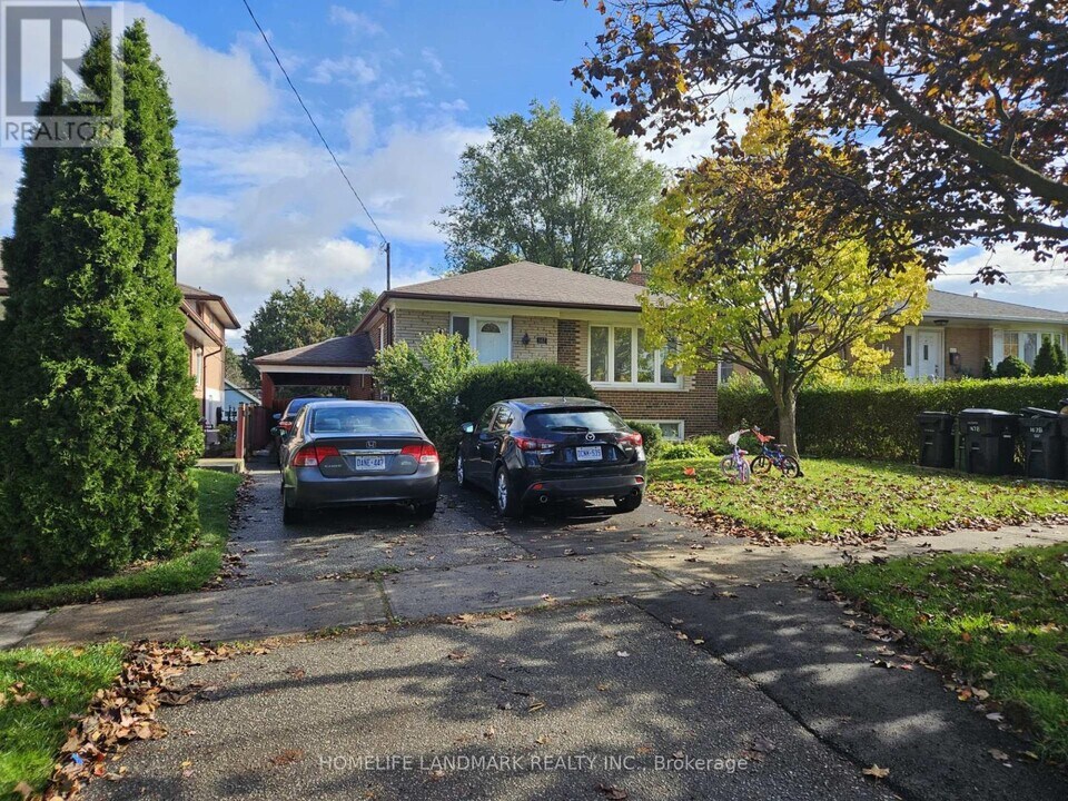 147 Fitzgibbon Ave in Toronto, ON - Building Photo