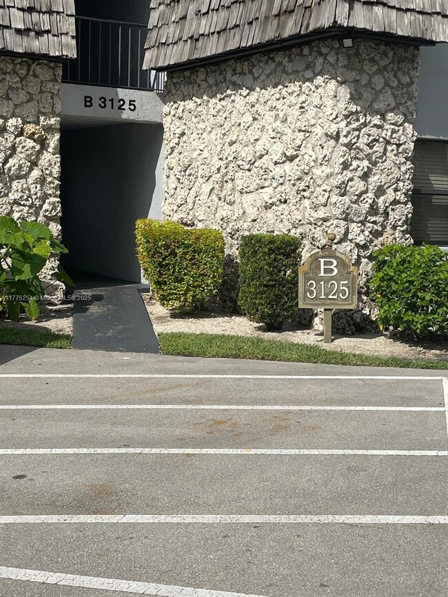 3125 Oakland Shores Dr in Oakland Park, FL - Building Photo - Building Photo