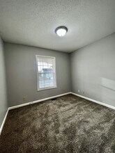 229 Grassmire Dr in Clarksville, TN - Foto de edificio - Building Photo