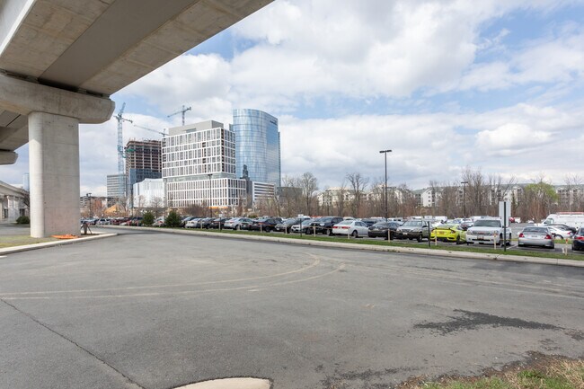 Scotts Run North Building E Alternative in McLean, VA - Foto de edificio - Building Photo