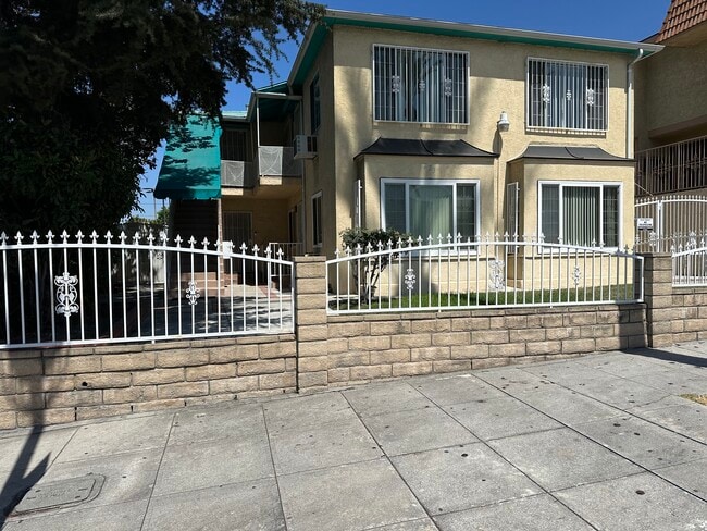 223 E Burbank Blvd, Unit 101 in Burbank, CA - Building Photo - Building Photo
