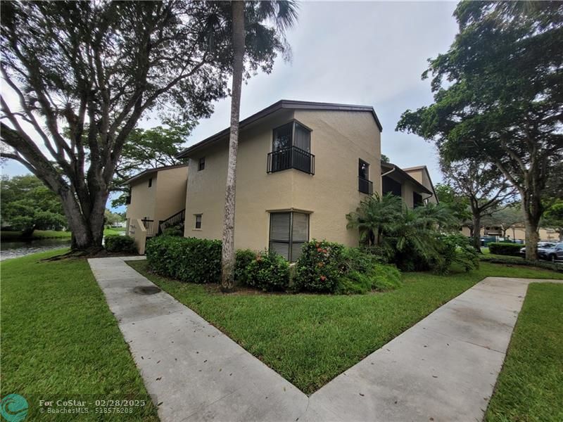 3733 Cocoplum Cir in Coconut Creek, FL - Building Photo