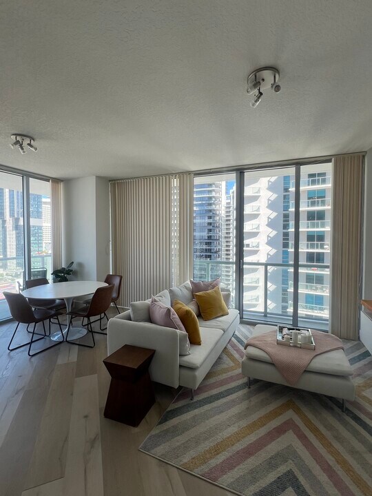 1111 SW 1st Ave, Unit 2820 in Miami, FL - Building Photo