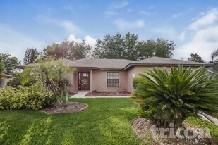 4680 Treasure Cay Rd in Tavares, FL - Building Photo