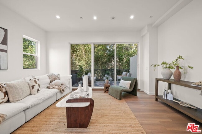 259 S Park View St in Los Angeles, CA - Building Photo - Building Photo