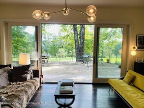 206 Hutchin Hl Rd in Woodstock, NY - Building Photo - Building Photo