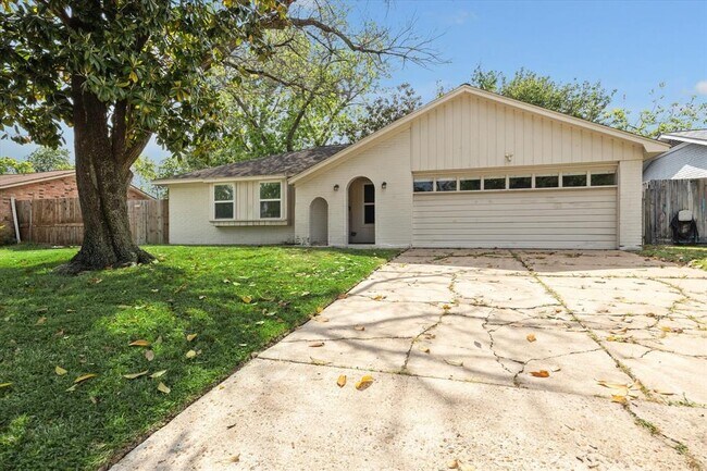 5847 Bitternut Dr in Houston, TX - Building Photo - Building Photo