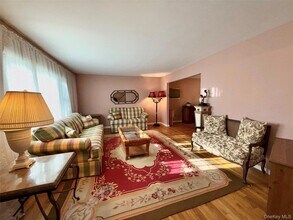 15 Sherry Ln in Hauppauge, NY - Foto de edificio - Building Photo