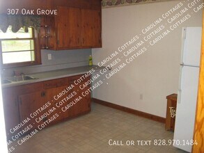 307 Oak Grove Rd in East Flat Rock, NC - Building Photo - Building Photo