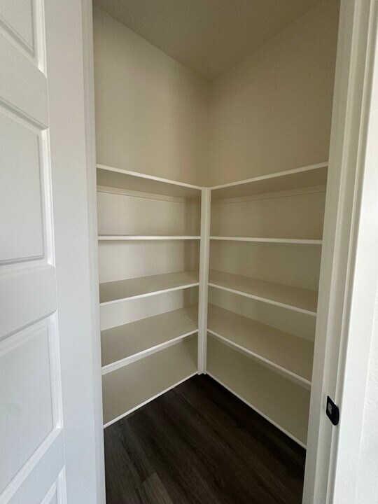 6925 W Grove Ave in Visalia, CA - Building Photo