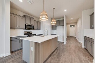 11057 Rockchapel Dr in Fort Worth, TX - Building Photo - Building Photo