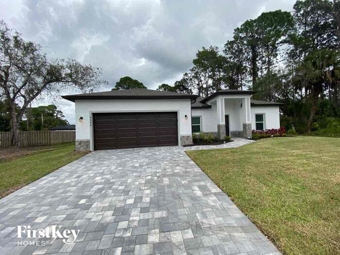 4594 Flamlau Ave in North Port, FL - Building Photo