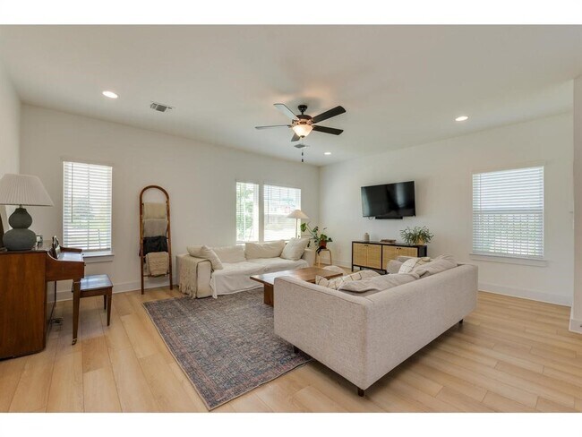 8801 Looksee Ln in Austin, TX - Building Photo - Building Photo